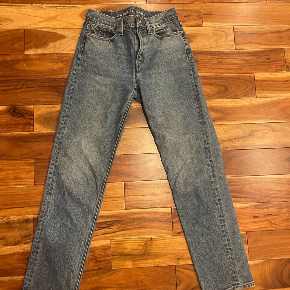 Super High-Waisted Ripped Ankle Straight Jean